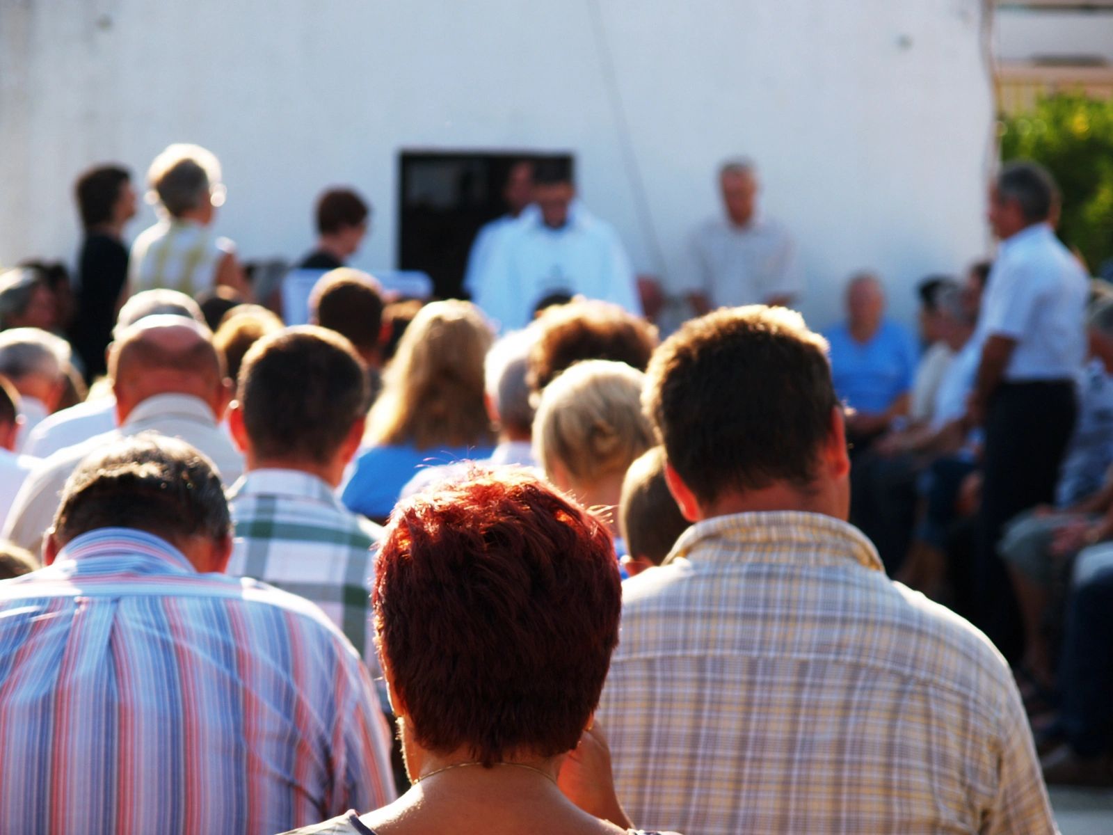 Célébration en extérieur avec une assemblée