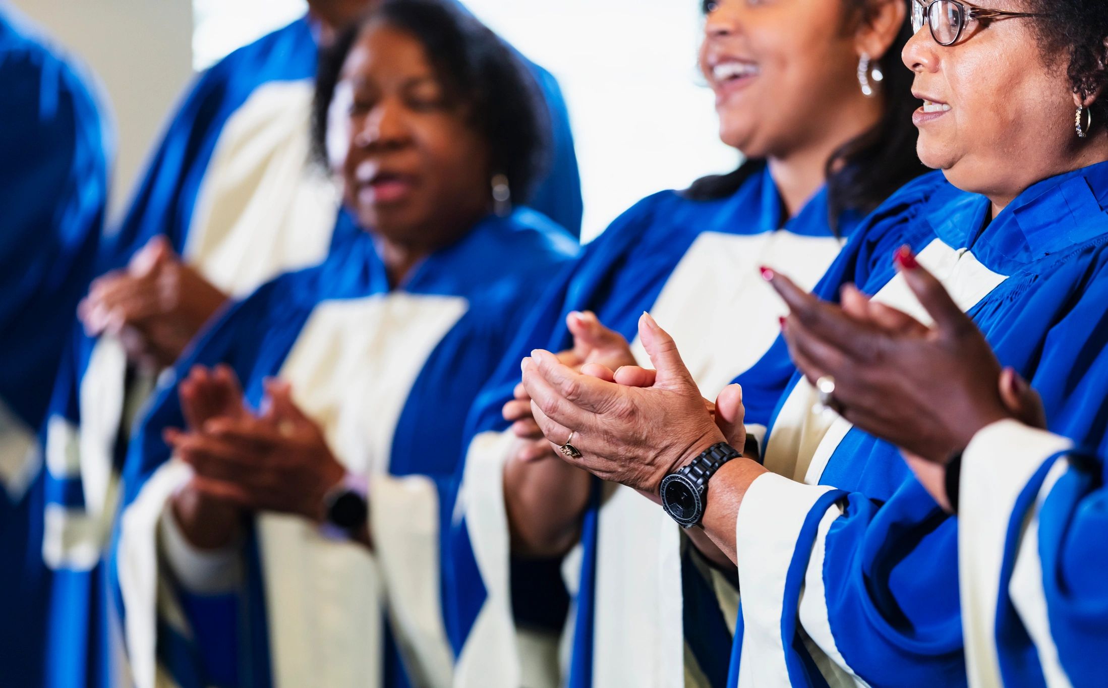 Chorale chantant dans une église